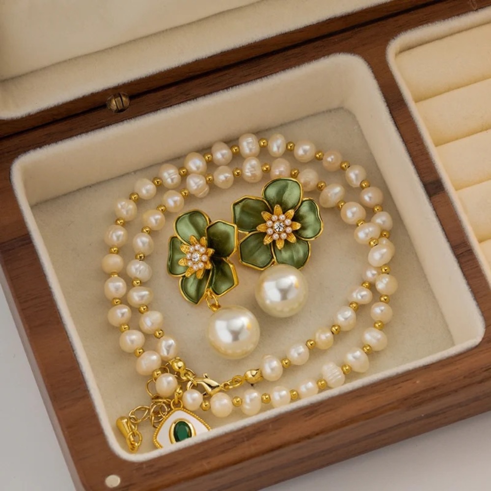 ◾️18k Gold Plated Vintage Green Enamel Camellia Earrings